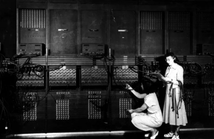 Les codeuses Ruth Lichterman et Marlyn Meltzer devant ENIAC en 1946. (Domaine public)
